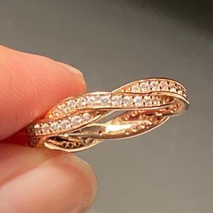 Pandora Sparkling Twisted Lines Ring